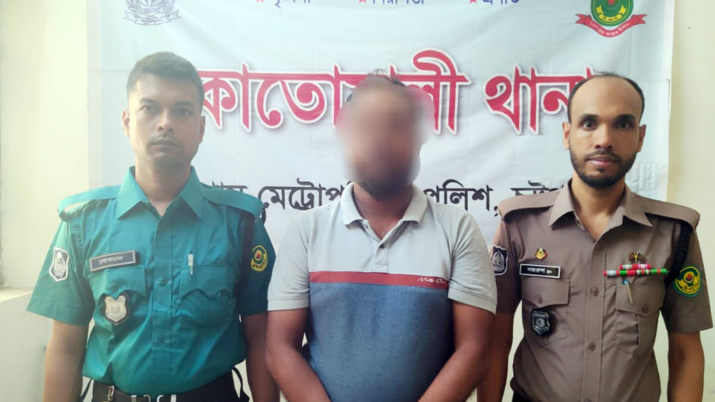 চট্টগ্রাম আদালতে এজলাসের সামনে বাদীকে ছুরিকাঘাতের ঘটনায় গ্রেপ্তার ১