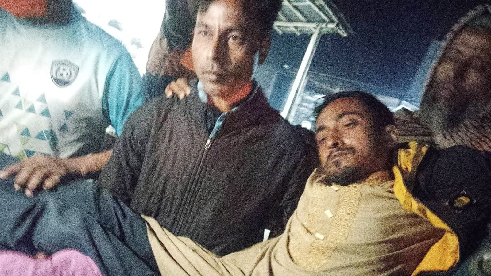 ধুনটে ভোটকেন্দ্রের বাইরে ছাত্রদল নেতার মাথায় ছুরিকাঘাতের অভিযোগ