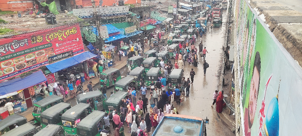 গাজীপুরে ৪৫ শতাংশ পোশাক কারখানা ছুটি, বৃষ্টিতে মহাসড়কে চরম ভোগান্তি