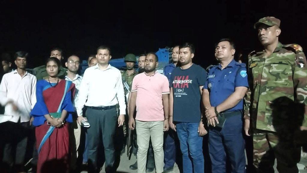 ছোট ফেনী নদী থেকে বালু উত্তোলন: ঠিকাদারি প্রতিষ্ঠানের ২ কর্মকর্তার এক বছর কারাদণ্ড