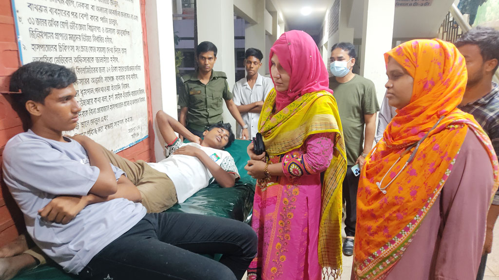 ফুটবল খেলা নিয়ে সংঘর্ষে ৪ ছাত্র আহত