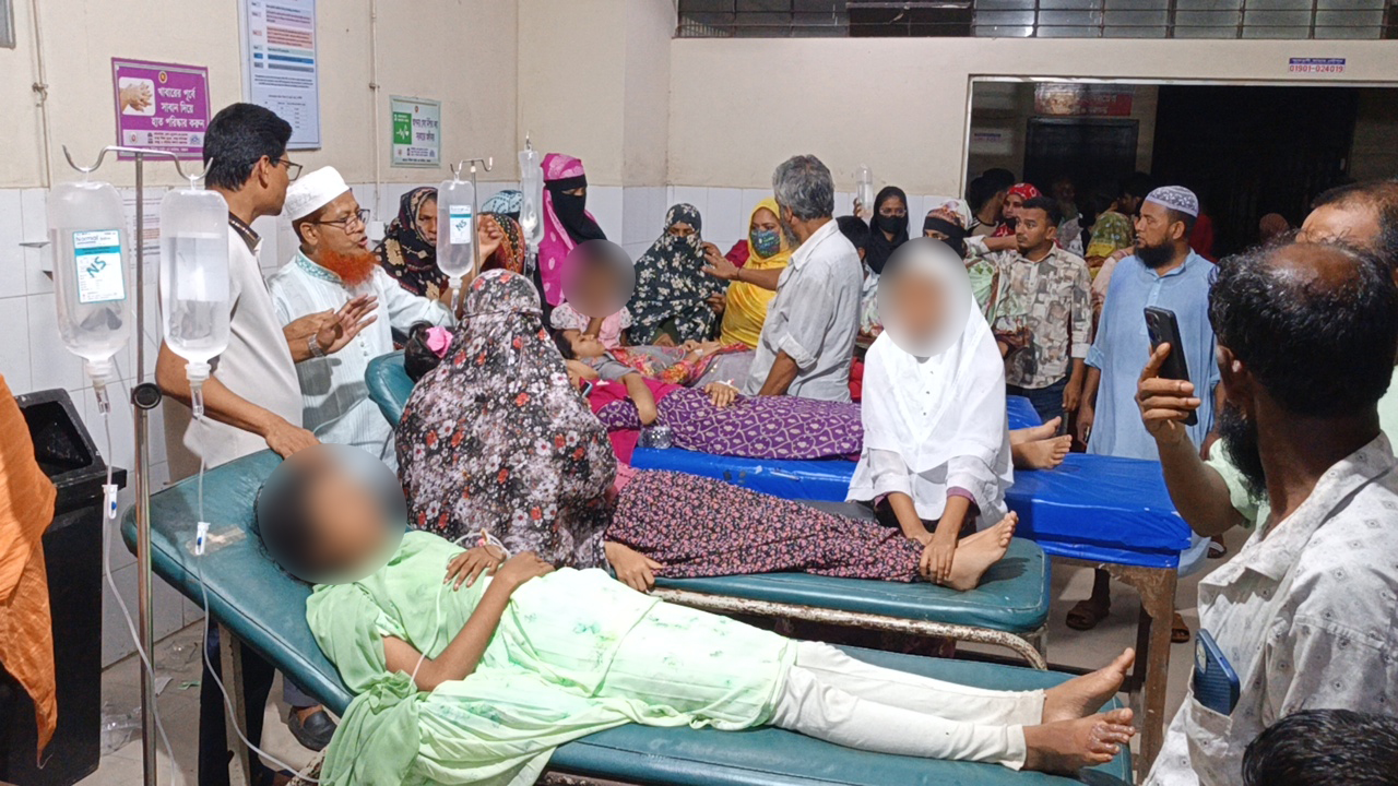 প্রবাসফেরত বাবার আনা আখরোট দিল সহপাঠীদের, ৭ শিক্ষার্থী অসুস্থ হয়ে হাসপাতালে