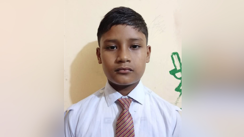 ঘুড়ি ওড়াতে গিয়ে ছাদ থেকে পড়ে স্কুলছাত্র নিহত
