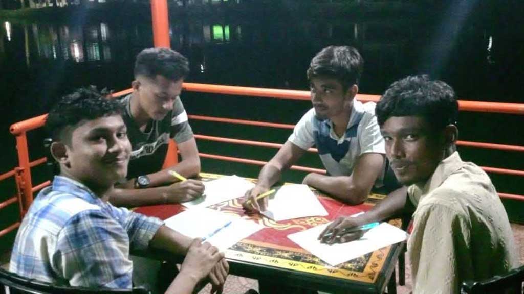 রাতে আড্ডা দেওয়া চার ছাত্রকে ডেকে নিয়ে পড়তে বসালেন ইউএনও