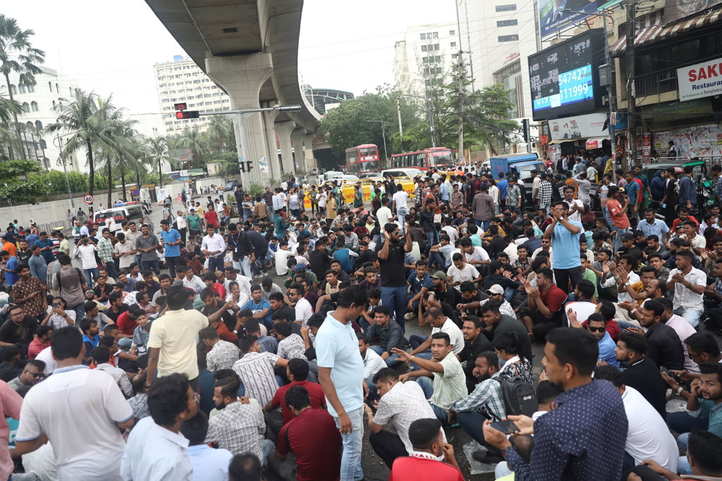 সাম্য হত্যার বিচার দাবিতে শাহবাগ মোড়ে ছাত্রদলের অবস্থান কর্মসূচি, যান চলাচল বন্ধ