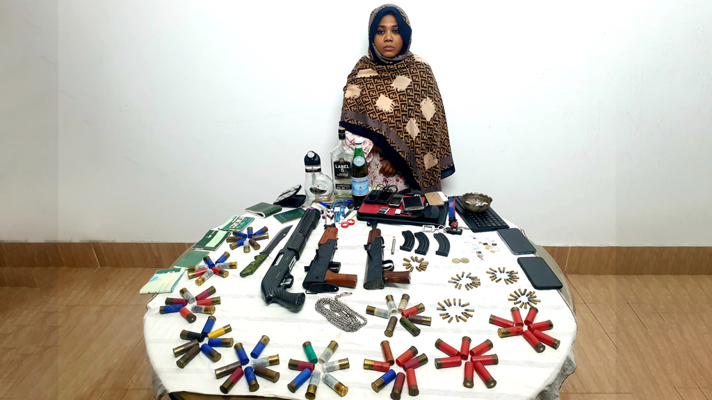 শরীয়তপুরে অস্ত্র-মাদকসহ ছাত্রদল নেত্রী আটক