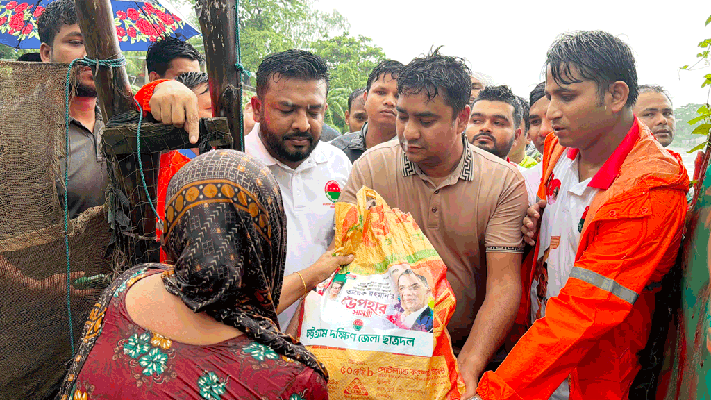 বাঁশখালীতে বন্যায় ভেসে যাওয়া নিহত দুই শিশুর পরিবারের পাশে ছাত্রদল