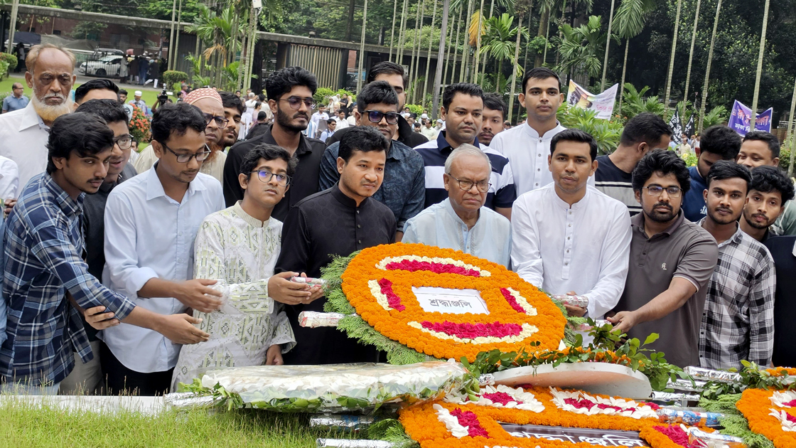 জাতীয় কবি কাজী নজরুল ইসলামের সমাধিতে ছাত্রদলের শ্রদ্ধা