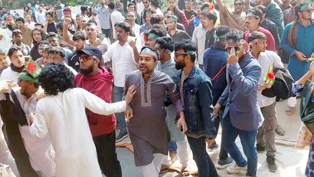 চাকসু ভিপির দিকে তেড়ে গেলেন ছাত্রদল সভাপতি