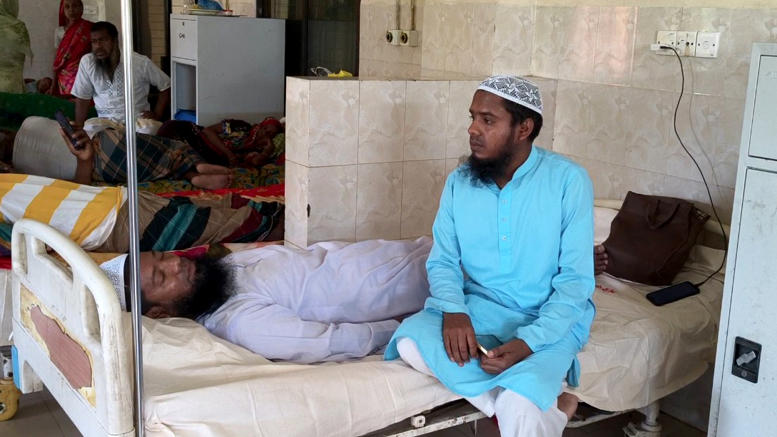 ফোনকল না ধরায় ছাত্রদল নেতা পরিচয়ে মাদ্রাসাশিক্ষককে হাতুড়িপেটা