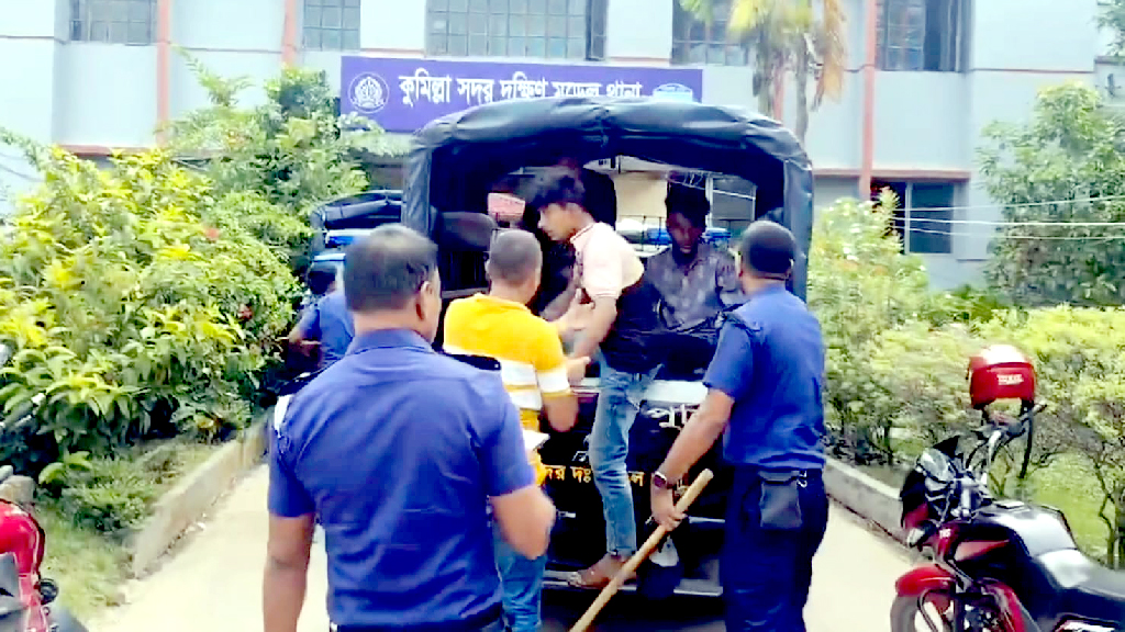 কুমিল্লায় ঢাকা-চট্টগ্রাম মহাসড়কে নিষিদ্ধ ছাত্রলীগের ঝটিকা মিছিল, ৪৫ জন আটক