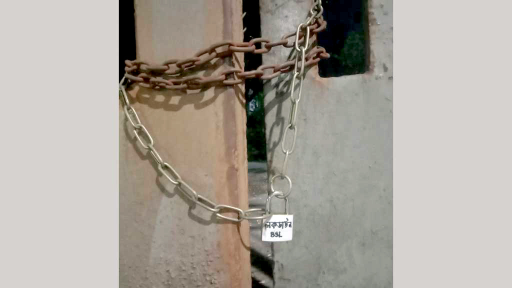 গভীর রাতে ঢাবির পাঁচ ভবনে তালা, ওপরে লেখা ‘লকডাউন বিএসএল’