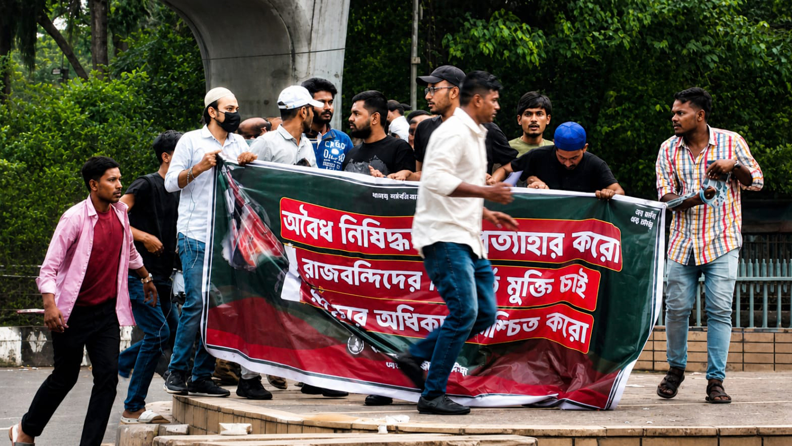 টিএসসিতে নিষিদ্ধঘোষিত ছাত্রলীগের ঝটিকা মিছিল, আটক ২