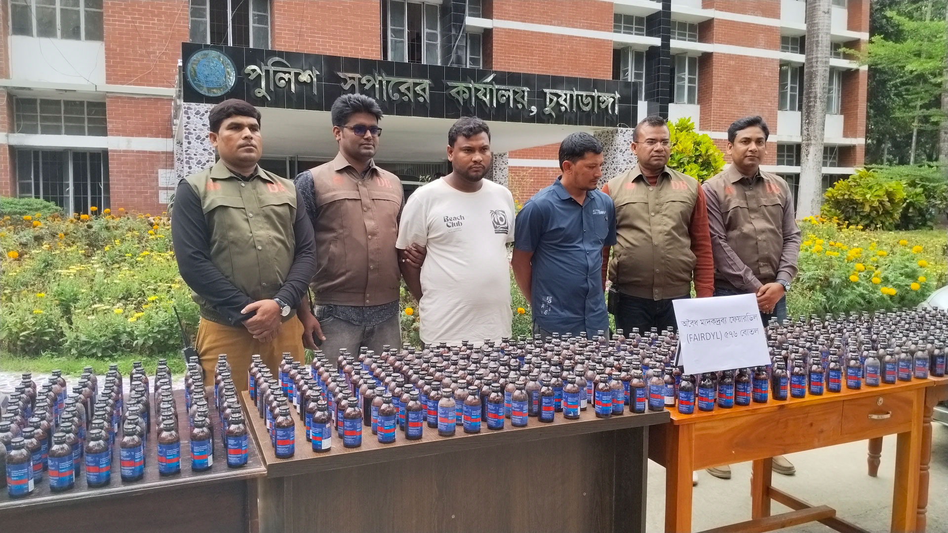 চুয়াডাঙ্গায় প্রাইভেট কারসহ বিপুল পরিমাণ মাদক জব্দ, গ্রেপ্তার ২