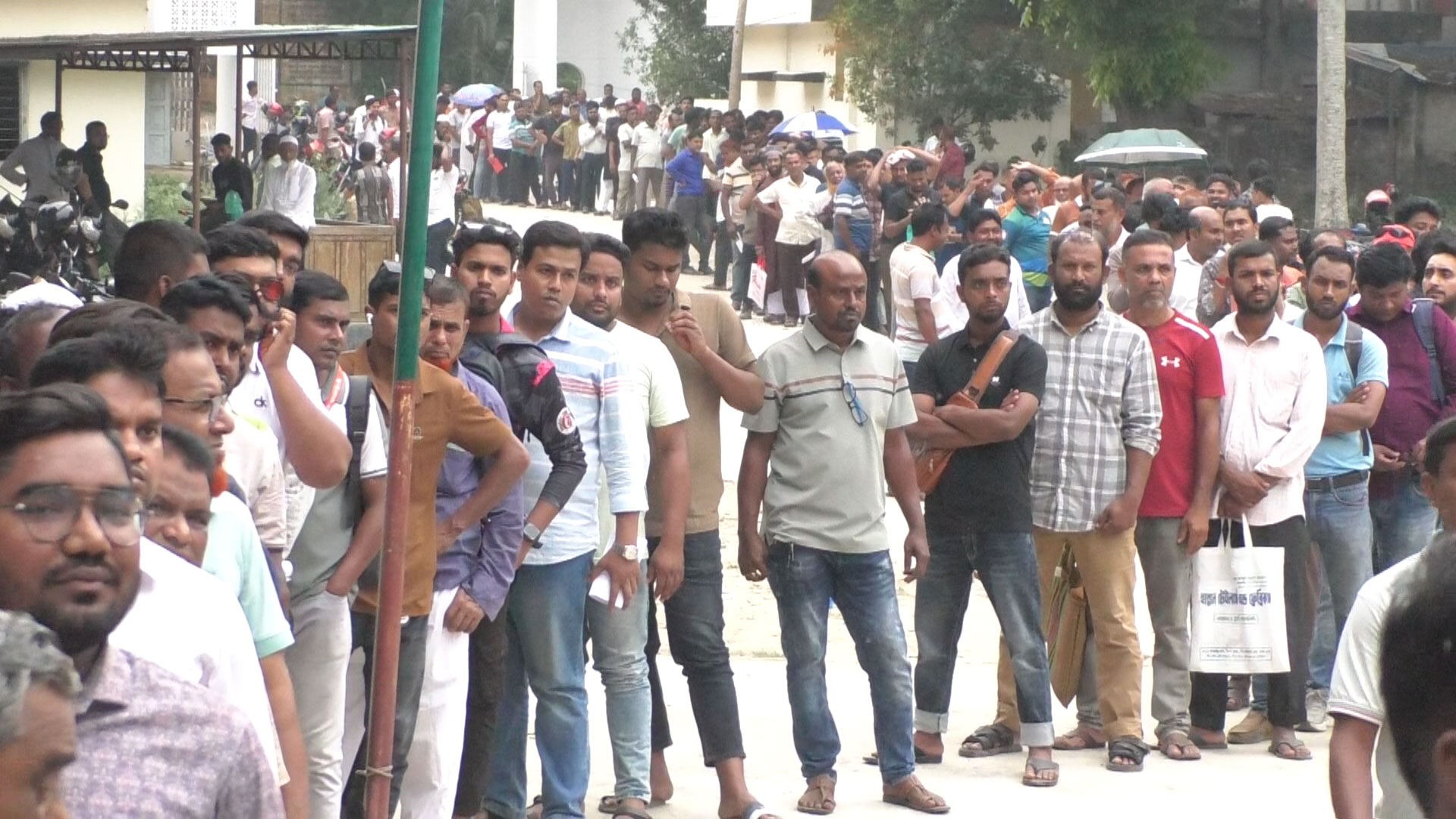 চুয়াডাঙ্গায় জ্বালানি কার্ড সংগ্রহে দীর্ঘ লাইন, স্ট্রোকে একজনের মৃত্যু