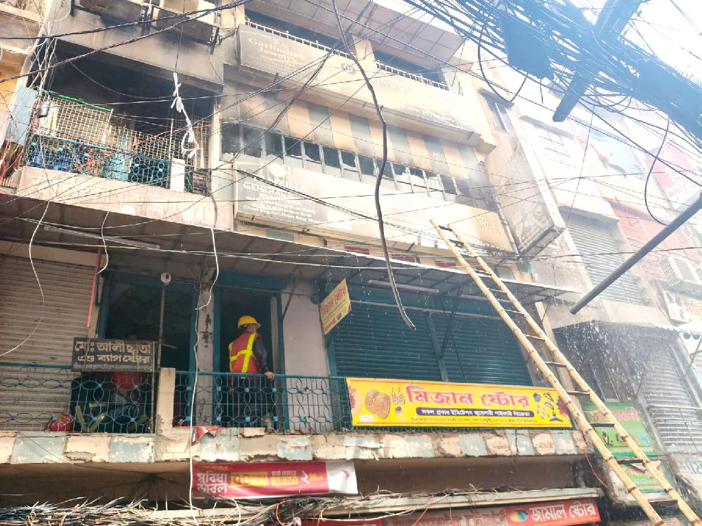 চকবাজার খাজা মার্কেটে আগুন এক ঘণ্টার চেষ্টায় নিয়ন্ত্রণে