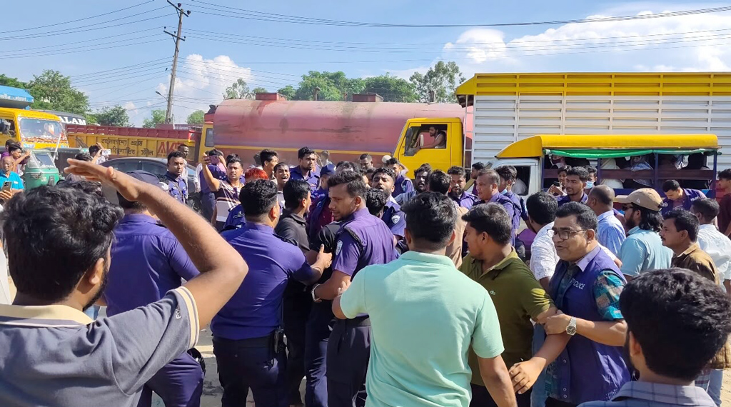 পটিয়ায় চাকরি পুনর্বহালের দাবিতে ব্যাংকারদের মহাসড়ক অবরোধ, আহত ৩