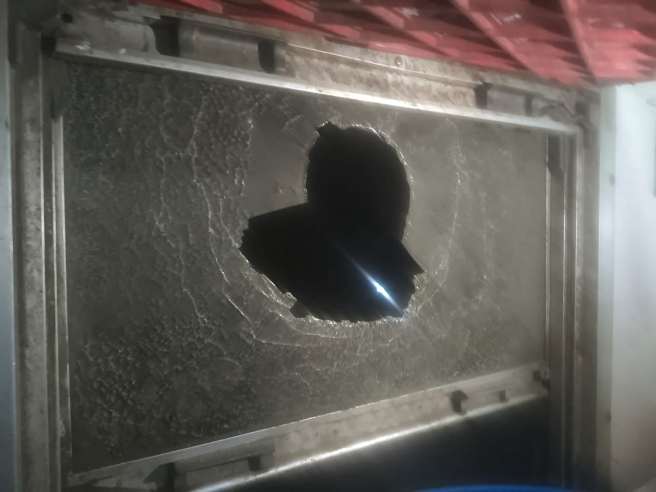 চকরিয়ায় ডিম বিক্রেতার পাথর নিক্ষেপে ভাঙল ট্রেনের কাচ