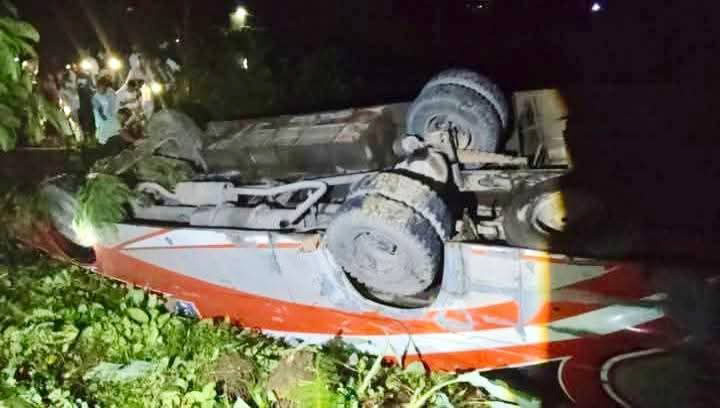 চকরিয়ায় যাত্রীবাহী বাস খাদে পড়ে দুজন নিহত