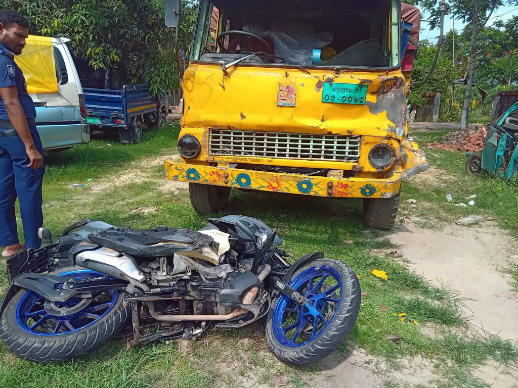 ট্রাক ও মোটরসাইকেলের মুখোমুখি সংঘর্ষে যুবক নিহত, ৩০ হাজার ইয়াবা উদ্ধার