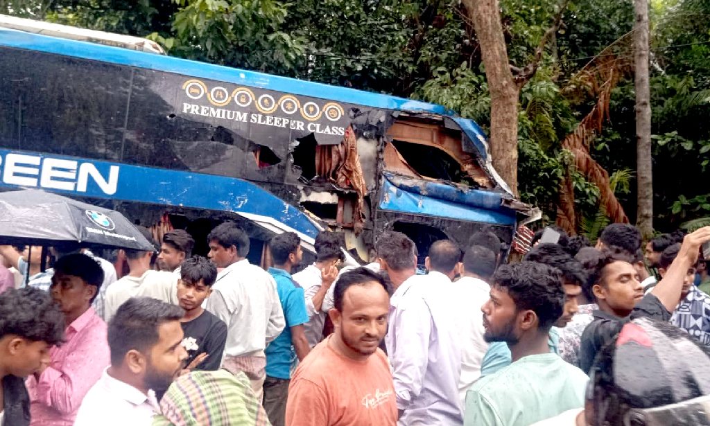 চকরিয়ায় দুই বাসের মুখোমুখি সংঘর্ষে শিশু নিহত, আহত অন্তত ৪০