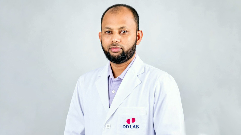 মধ্যরাতে মুমূর্ষু রোগীর জীবন বাঁচাতে নিজেই রক্ত দিলেন চিকিৎসক