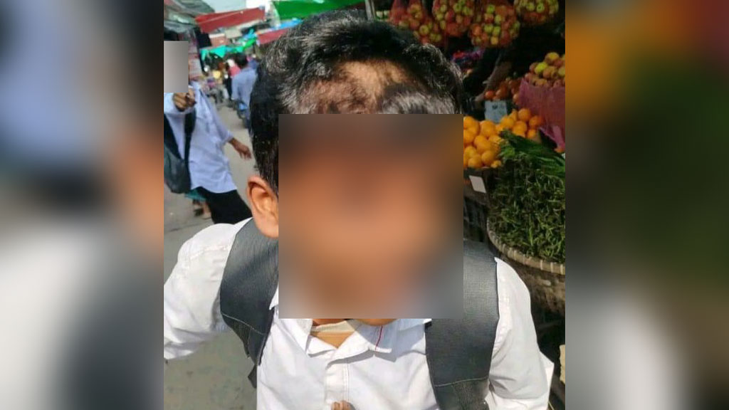 অর্ধশতাধিক শিক্ষার্থীর মাথার চুল কেটে দিলেন প্রধান শিক্ষক