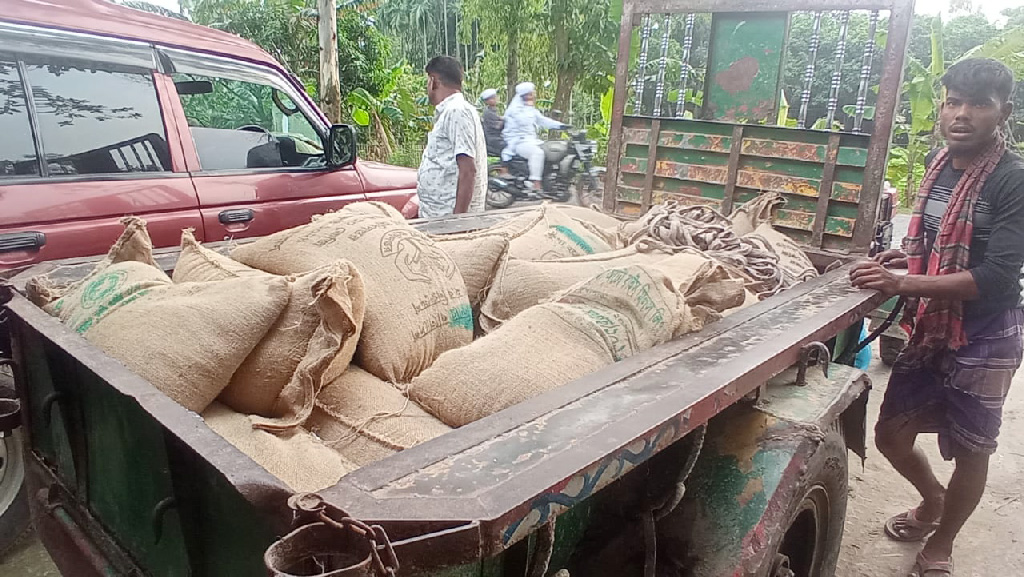 সরকারি চাল উদ্ধারের দুই মাসেও নেই ব্যবস্থা, ইউএনওর নির্দেশ ‘মানেননি’ খাদ্যনিয়ন্ত্রক