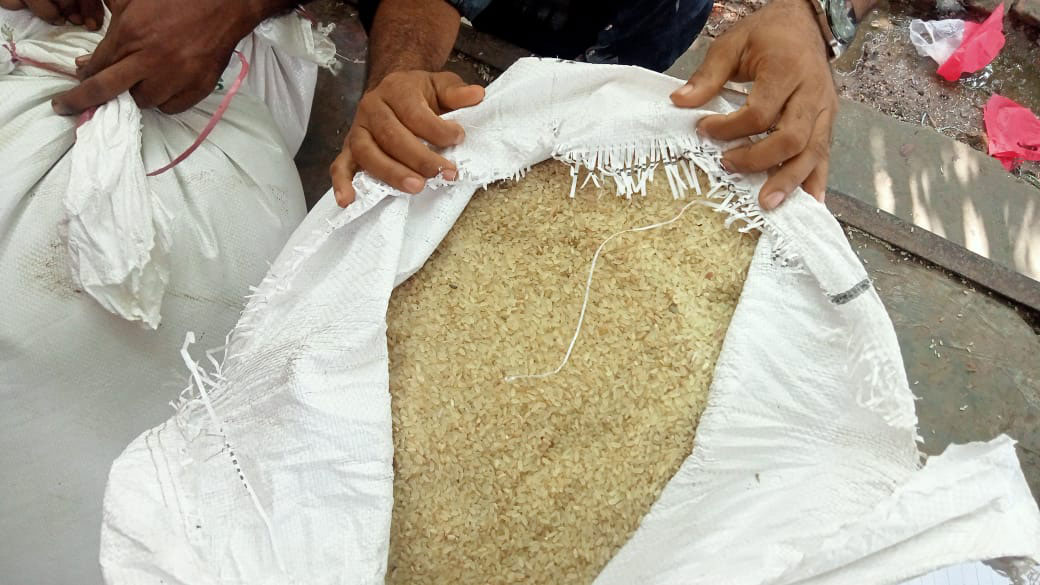গুদাম থেকে পচা চাল বিতরণের অভিযোগ, প্রশ্ন শোনে খেপলেন খাদ্য কর্মকর্তা