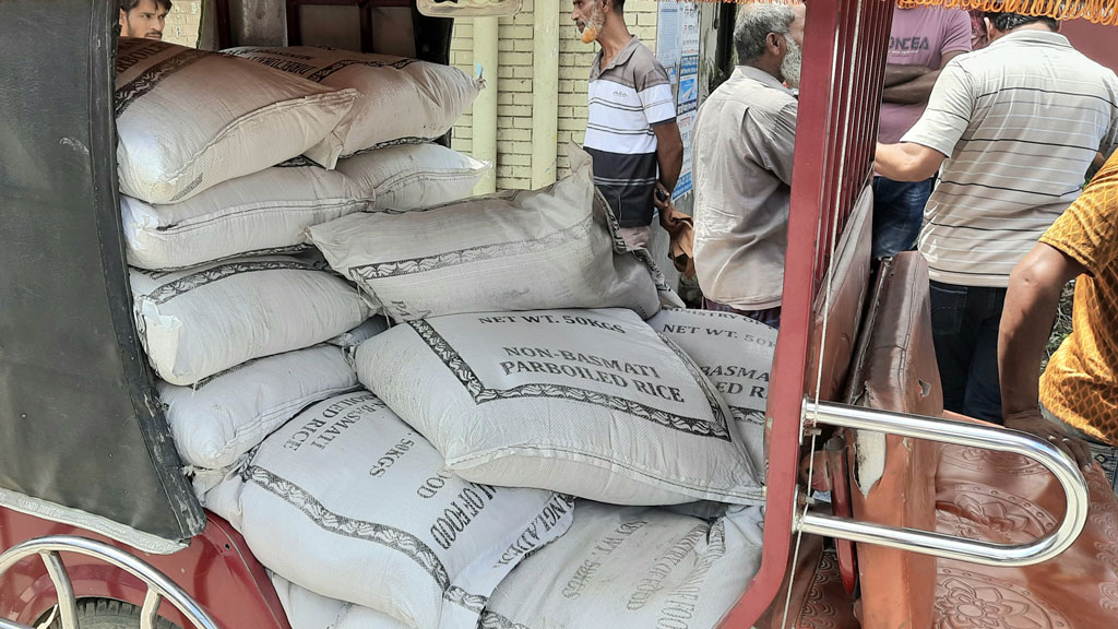 অবৈধভাবে বেচাকেনার সময় ২৯ বস্তা সরকারি চাল জব্দ