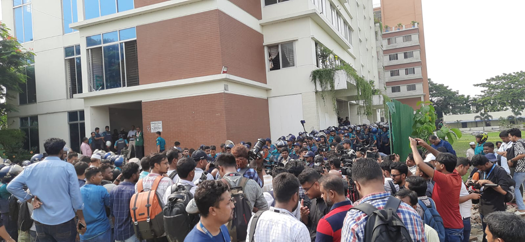 শিক্ষার্থীদের বিক্ষোভের মুখে আবার মাইলস্টোনে ফিরলেন দুই উপদেষ্টা ও প্রেস সচিব