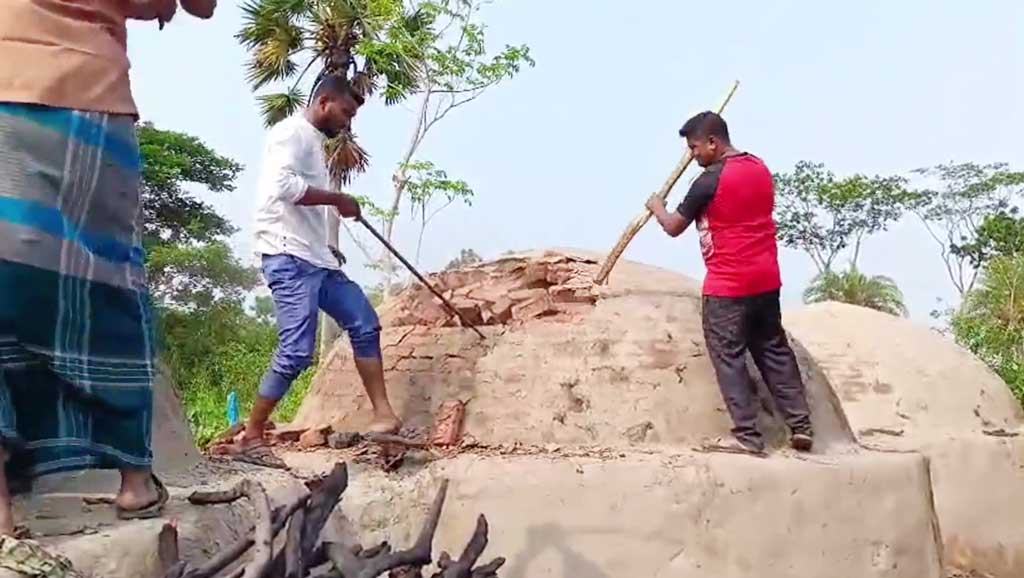 কাঠ পুড়িয়ে কয়লা তৈরির ২৩টি চুল্লি ধ্বংস