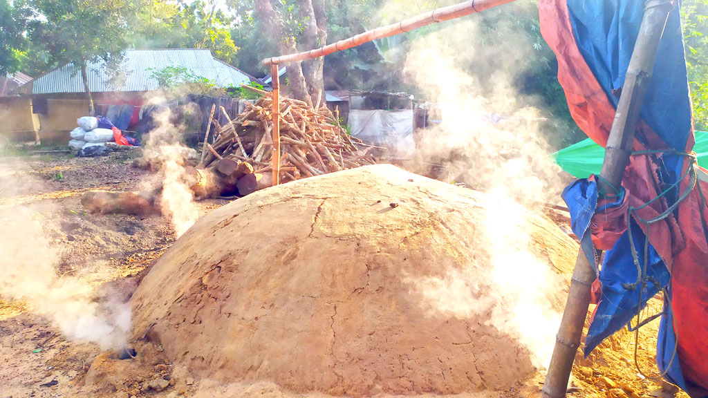 খাগড়াছড়ির মানিকছড়ি: বাড়ি বাড়ি কয়লার চুল্লি