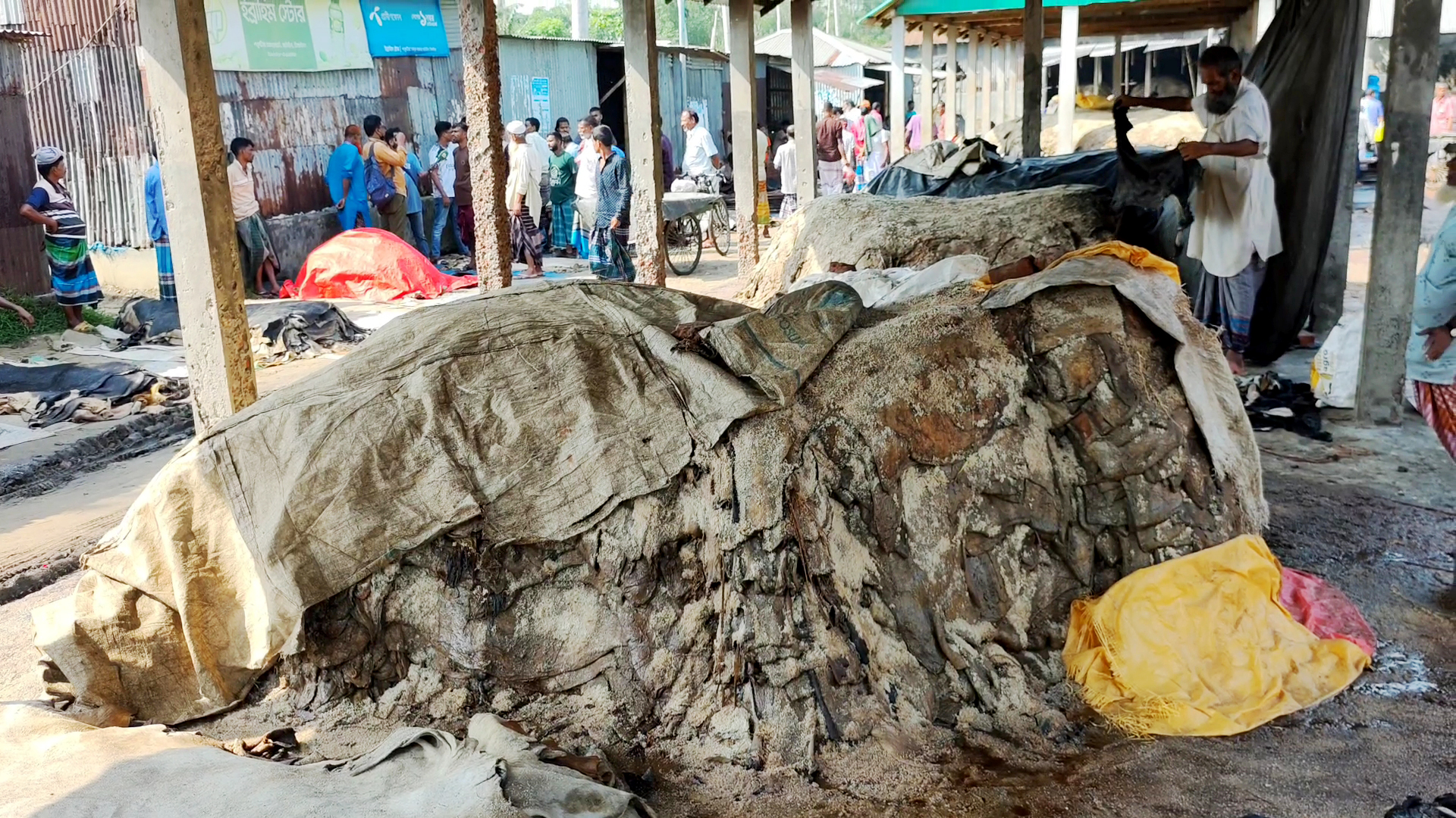 পাকুটিয়া হাটে চামড়ার স্তুপ, নেই ক্রেতা