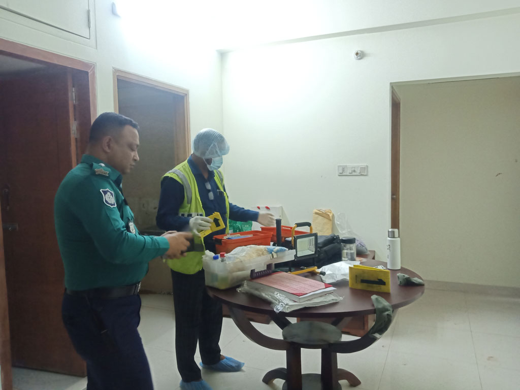 আজ বৃহস্পতিবার বেলা দেড়টার দিকে পুলিশ উত্তরা ১৪ নম্বর সেক্টরের একটি ফ্ল্যাট থেকে চীনা নাগরিকের লাশ উদ্ধার করে। ছবি: আজকের পত্রিকা