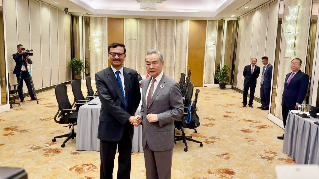 পানিসম্পদসহ ৭ শিল্পে সহযোগিতার আশ্বাস চীনা পররাষ্ট্রমন্ত্রীর