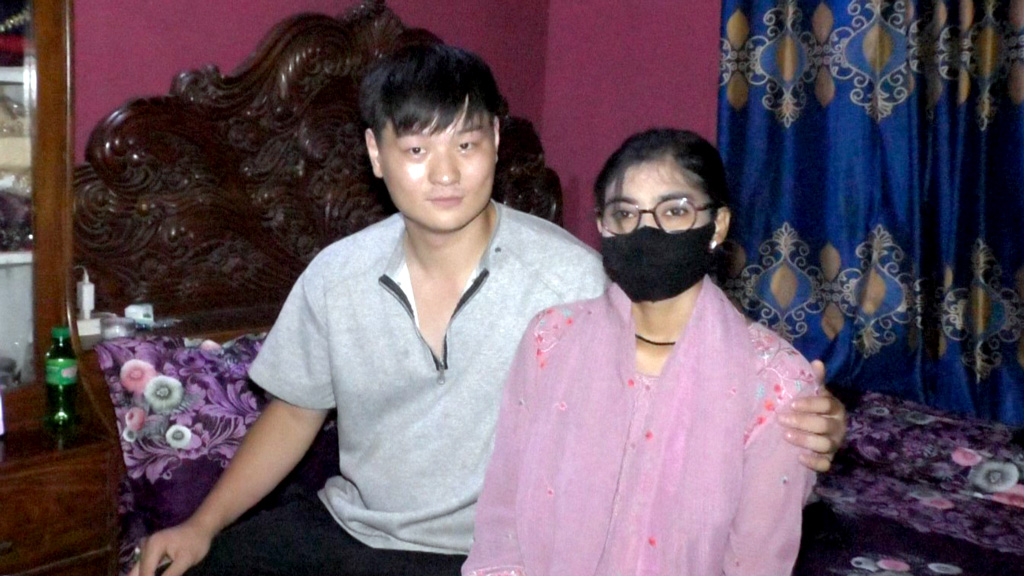 চীনের শি জিং কুষ্টিয়ার কলেজছাত্রীর টানে এসে হলেন সোহান