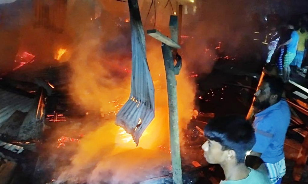 কুমিল্লায় আগুনে পুড়েছে ৮ দোকান, কোটি টাকা ক্ষতির দাবি