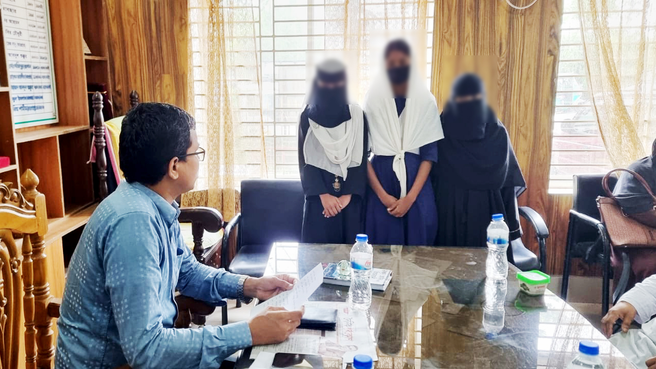 বিদ্যালয়ের কথা বলে পার্কে যাচ্ছিল ৩ বান্ধবী, পথ থেকে ফেরালেন ইউএনও