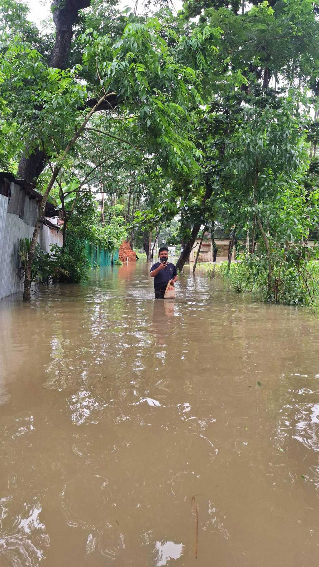 চন্দনাইশে ত্রাণের হাহাকার: চেয়ারম্যানদের বরাদ্দ নিয়ে গেলেন এমপি