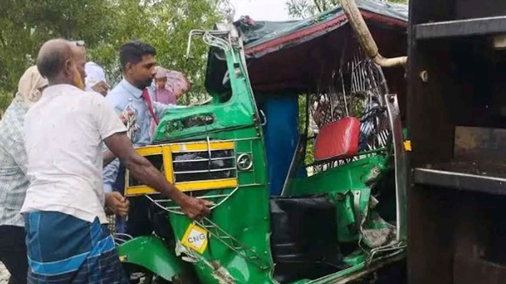 কক্সবাজারে অটোরিকশায় ট্রেনের ধাক্কা, এক পরিবারের চারজনসহ নিহত ৫