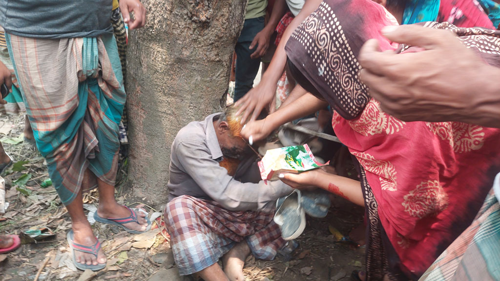 শিশু ধর্ষণচেষ্টার অভিযোগে বৃদ্ধের মুখে চুনকালি, জুতার মালা