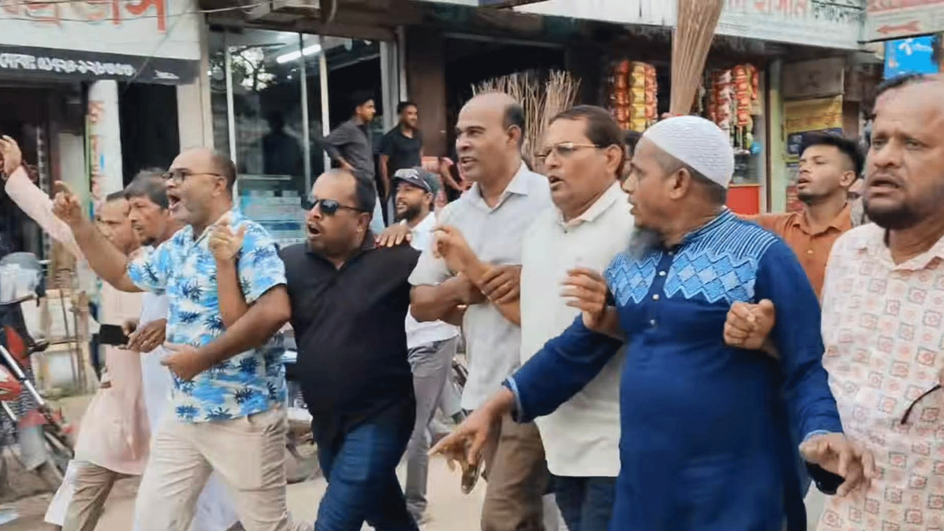 চুনারুঘাট বিএনপির কমিটি বাতিলের দাবিতে ঝাড়ু মিছিল