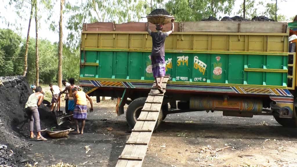 হালুয়াঘাটে দুই দেশের ব্যবসায়ীদের রুদ্ধদ্বার বৈঠক, ভারতীয় কয়লা আমদানি শুরু