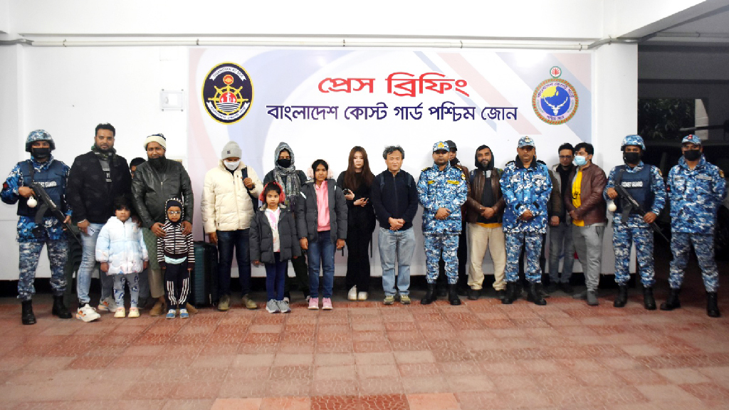 সুন্দরবনে দুর্ঘটনায় পতিত পর্যটকবাহী জাহাজ থেকে পর্যটকদের উদ্ধার