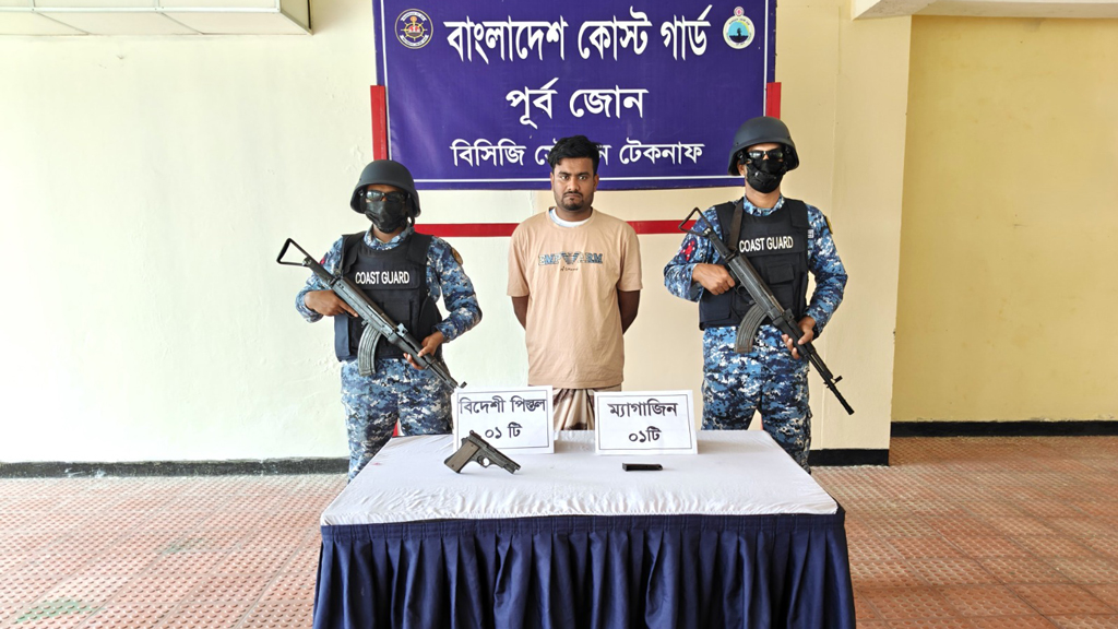 টেকনাফে বিদেশি পিস্তলসহ কুখ্যাত মানব পাচারকারী আটক