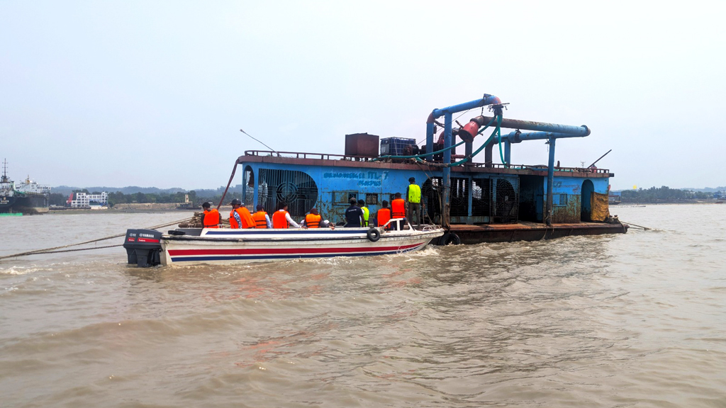 সীতাকুণ্ডে কোস্ট গার্ডের অভিযান, অবৈধভাবে বালু তোলায় দেড় লাখ টাকা জরিমানা