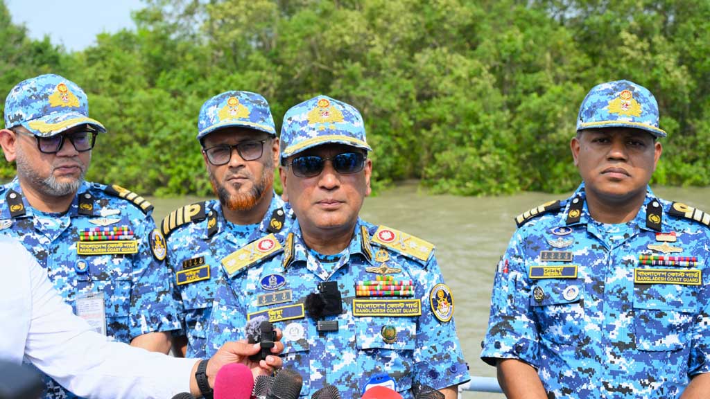 সুন্দরবনে দস্যুতা, মাদক ও মানব পাচার দমনে কঠোর অবস্থানে কোস্ট গার্ড: মহাপরিচালক
