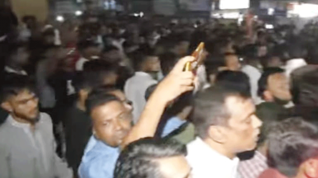 চাকসু নির্বাচন: ফলাফল ঘোষণাকে কেন্দ্র করে চবির প্রধান ফটকে মুখোমুখি ছাত্রদল-শিবির