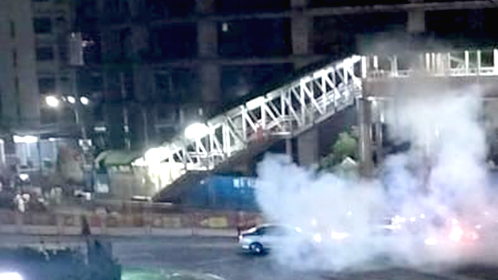 কারওয়ান বাজারে দুটি ককটেল বিস্ফোরণ